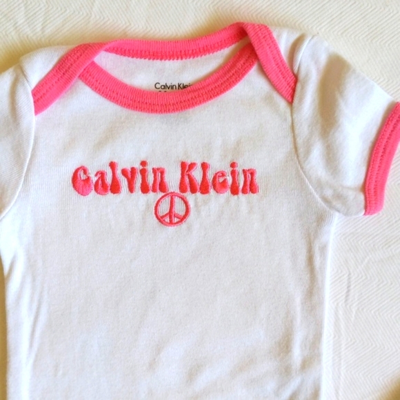 calvin klein 2-pack hippie peace sign ringer style bodysuit diaper shirts 6 mo - Picture 3 of 6